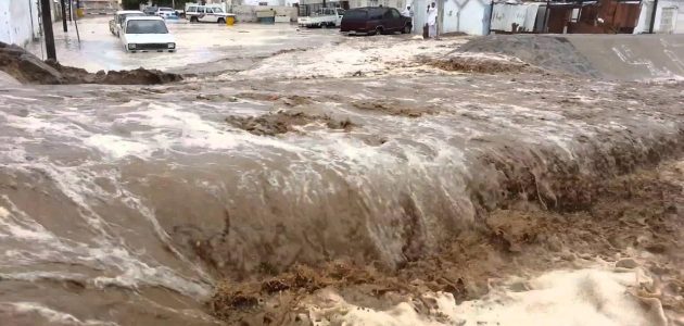 فرق الدفاع المدني| تنقذ أحد الأشخاص بعد أن حاصرته السيول داخل السيارة بالطائف 1 تنقذ أحد الأشخاص بعد أن حاصرته السيول داخل السيارة بالطائف
