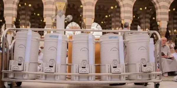 نقل مياه زمزم إلى المصلين بالمسجد النبوي
