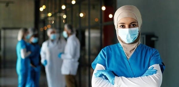 الصحة السعودية تمنع العاملين فيها من ارتداء ملابس العمل الرسمية