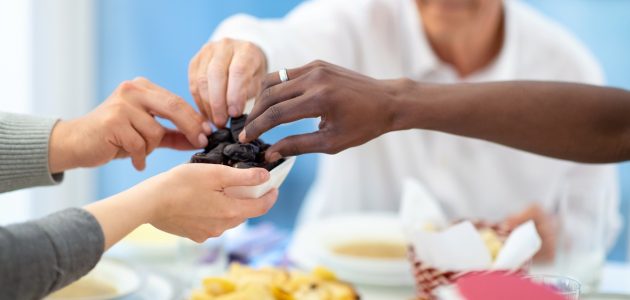 أيهما أفضل تفطير الصائم أم تسحيره وما ثواب إفطار الصائم في السنة 1 أيهما أفضل تفطير الصائم أم تسحيره وما ثواب إفطار الصائم في السنة