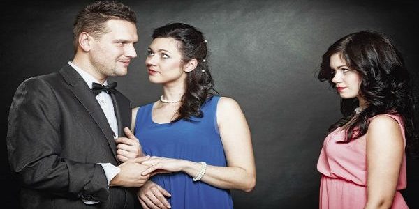 زوجي يطلب مني إحضار صديقتي هل أتجاوب معه؟