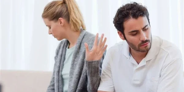 زوجي يقرصني ويعض هل هذا طبيعي؟ 1 زوجي يقرصني ويعض هل هذا طبيعي؟