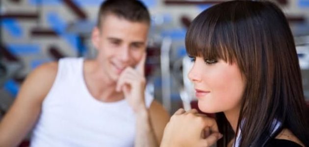 عندما ينظر الرجل في عين المرأة مباشرة ماذا تعني نظراته وهل هي علامة على الحب؟ 1 عندما ينظر الرجل في عين المرأة مباشرة ماذا تعني نظراته وهل هي علامة على الحب؟
