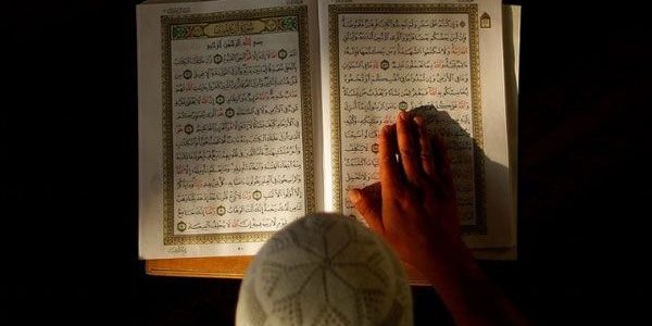 هل يجوز القراءة من المصحف في الصلاة المفروضة وهل تقبل الصلاة والمصحف في يدي؟ 1 هل يجوز القراءة من المصحف في الصلاة المفروضة وهل تقبل الصلاة والمصحف في يدي؟