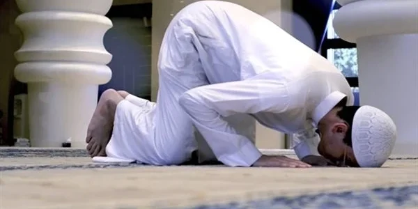 هل يقبل صيامه أم لا؟ حكم الصيام بدون صلاة في المذاهب الأربعة
