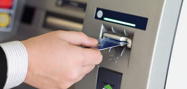 خطوات السحب من الصراف الآلي بالصور خطوة بخطوة 1 خطوات السحب من الصراف الآلي