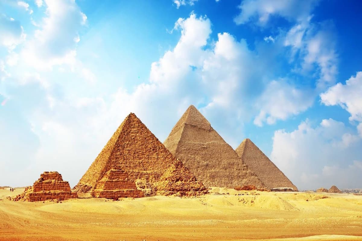 موضوع تعبير بالانجليزي عن الاهرامات كامل العناصر بالمقدمة والخاتمة 1 موضوع تعبير بالانجليزي عن الاهرامات